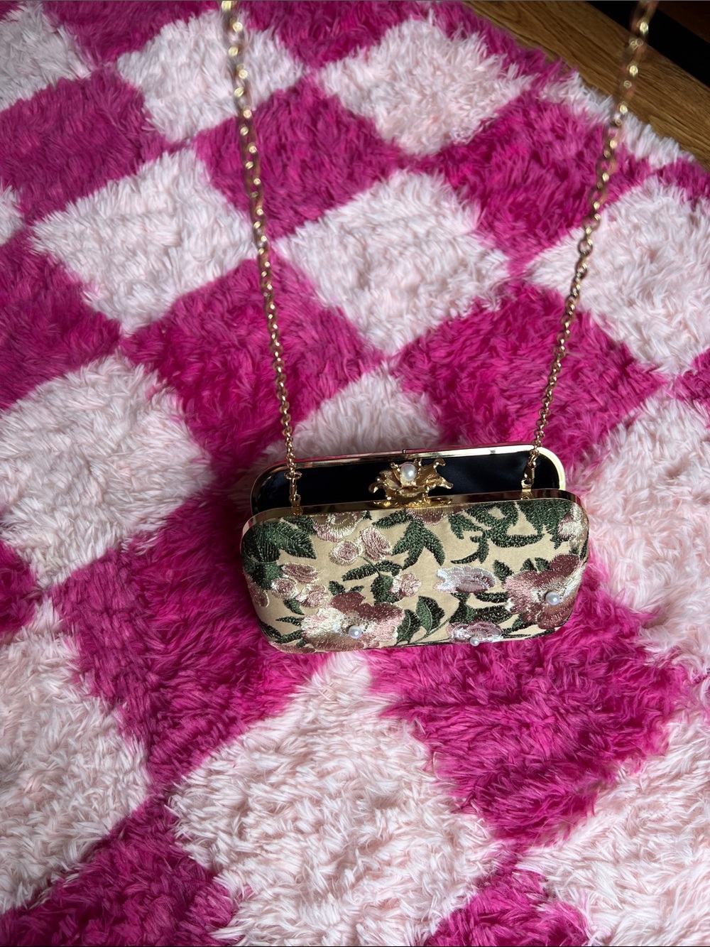 Elegant Floral Embroidered Pink Clutch with Pearl Accent - Picture 5 of 6